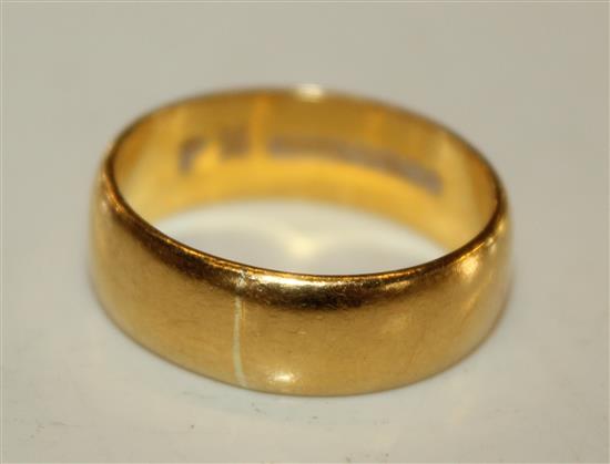 22 ct gold wedding band, 7.2g